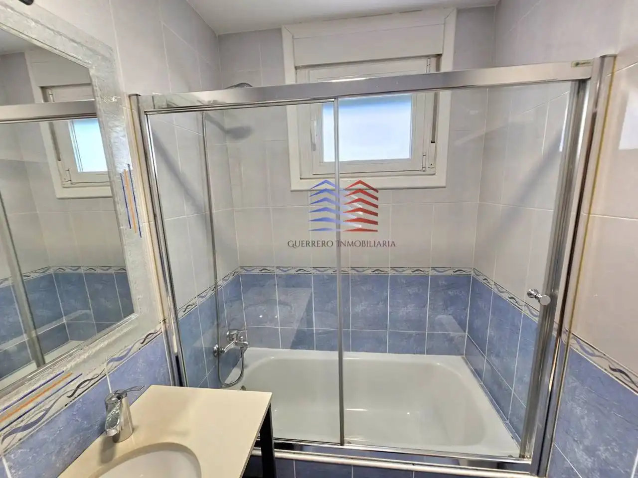 Baño de Estudio de alquiler en Ourense Capital  con Calefacción, Parquet y Trastero