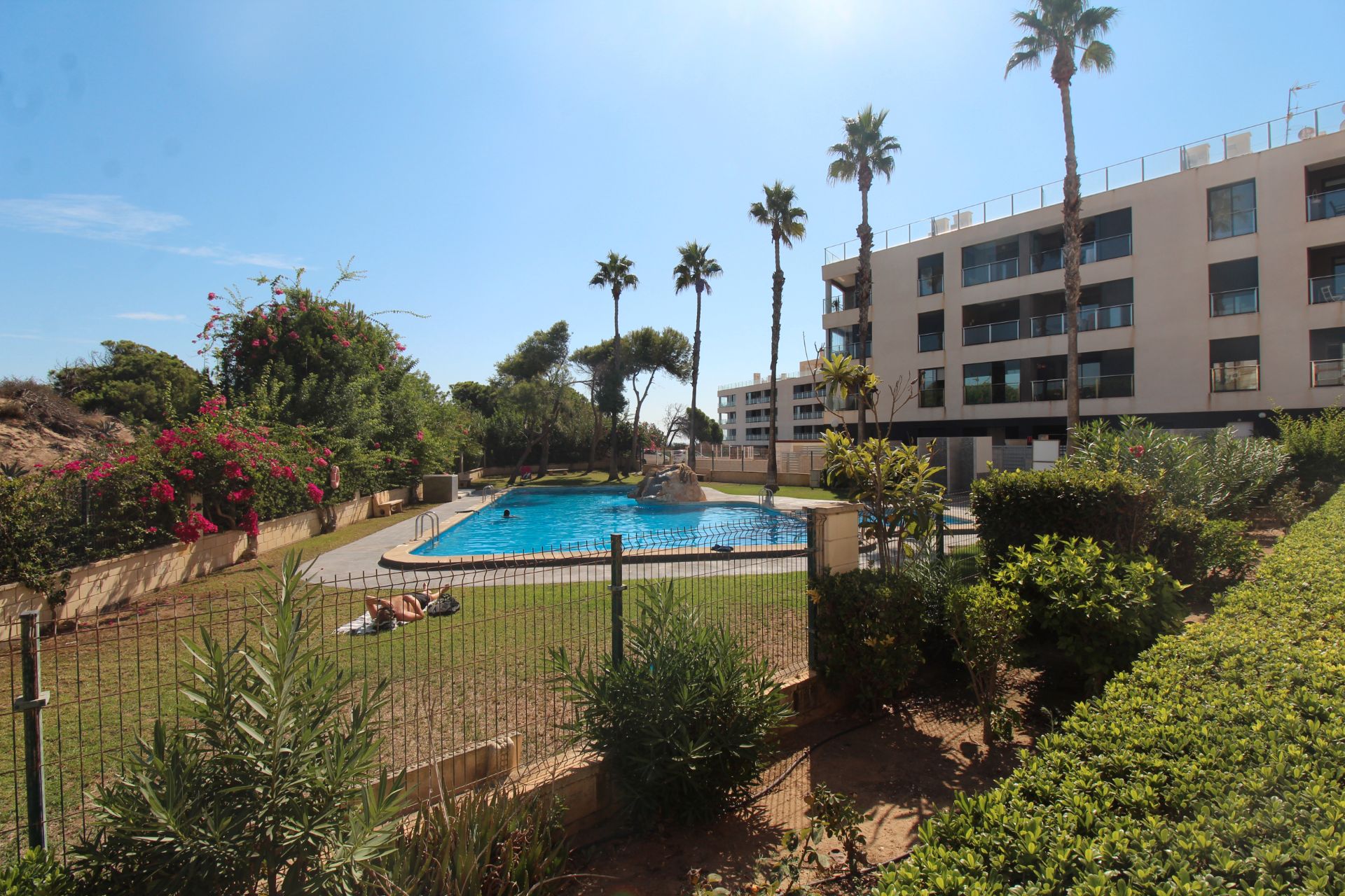 Piscina de Pis en venda en Torrevieja amb Terrassa, Moblat i Rentadora