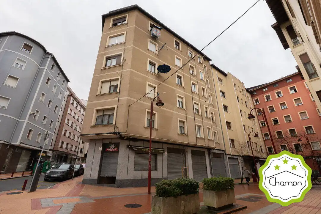 Vista exterior de Pis en venda en Barakaldo  amb Calefacció