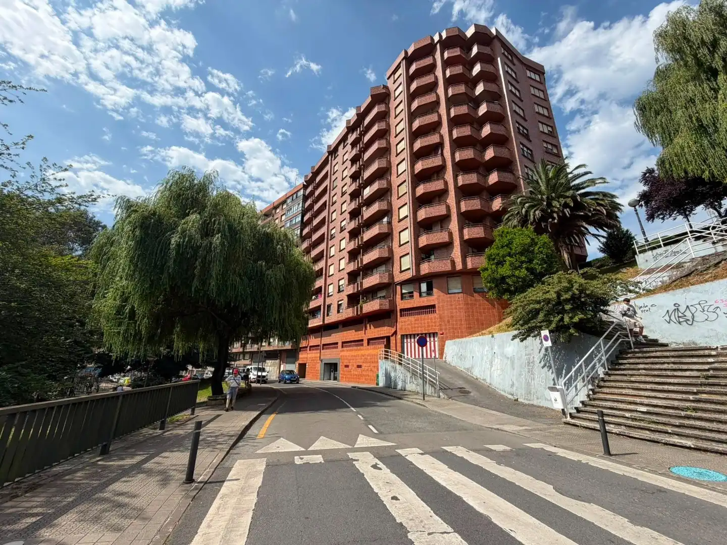 Vista exterior de Pis en venda en Basauri  amb Calefacció, Terrassa i Traster