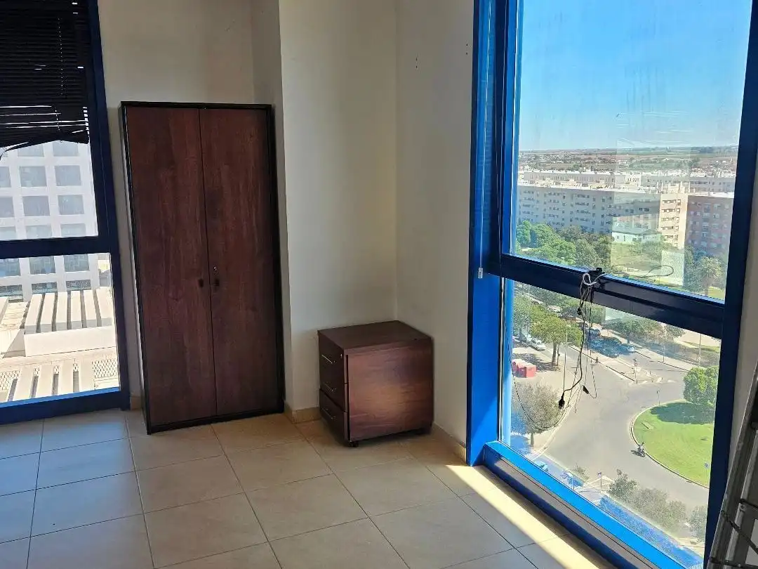 Schlafzimmer von Büro zur Miete in Sevilla mit Klimaanlage, Heizung und Möbliert