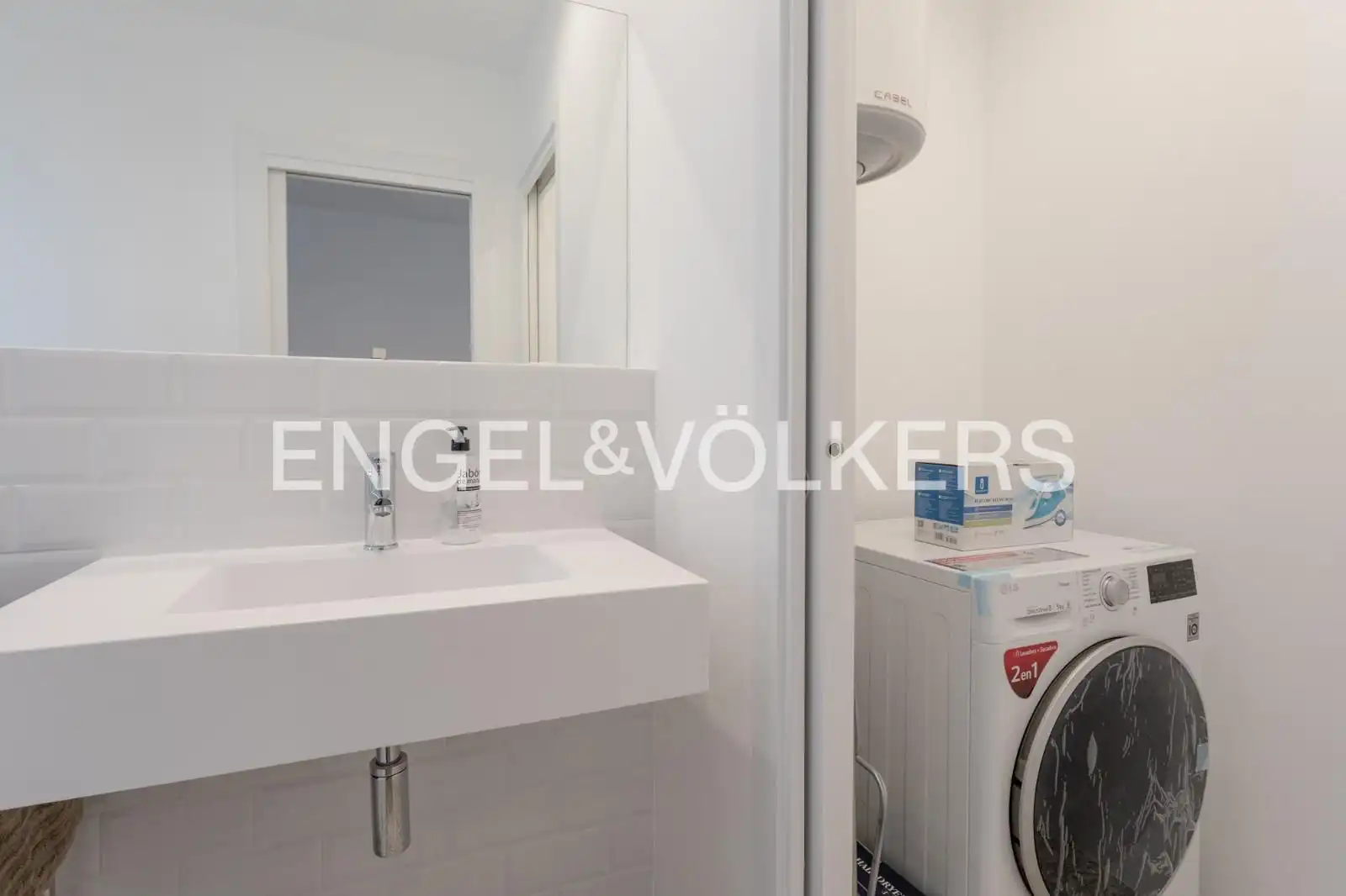 Bathroom of Attic for rent in Barcelona  with Air Conditioner, Heating and Parquet flooring