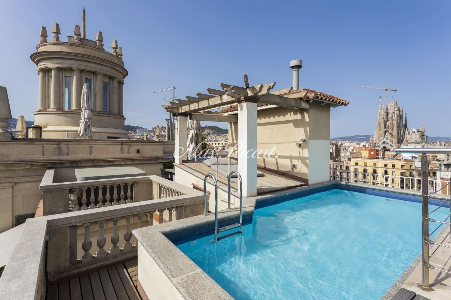 Swimming pool of Attic for sale in  Barcelona Capital  with Air Conditioner, Heating and Terrace