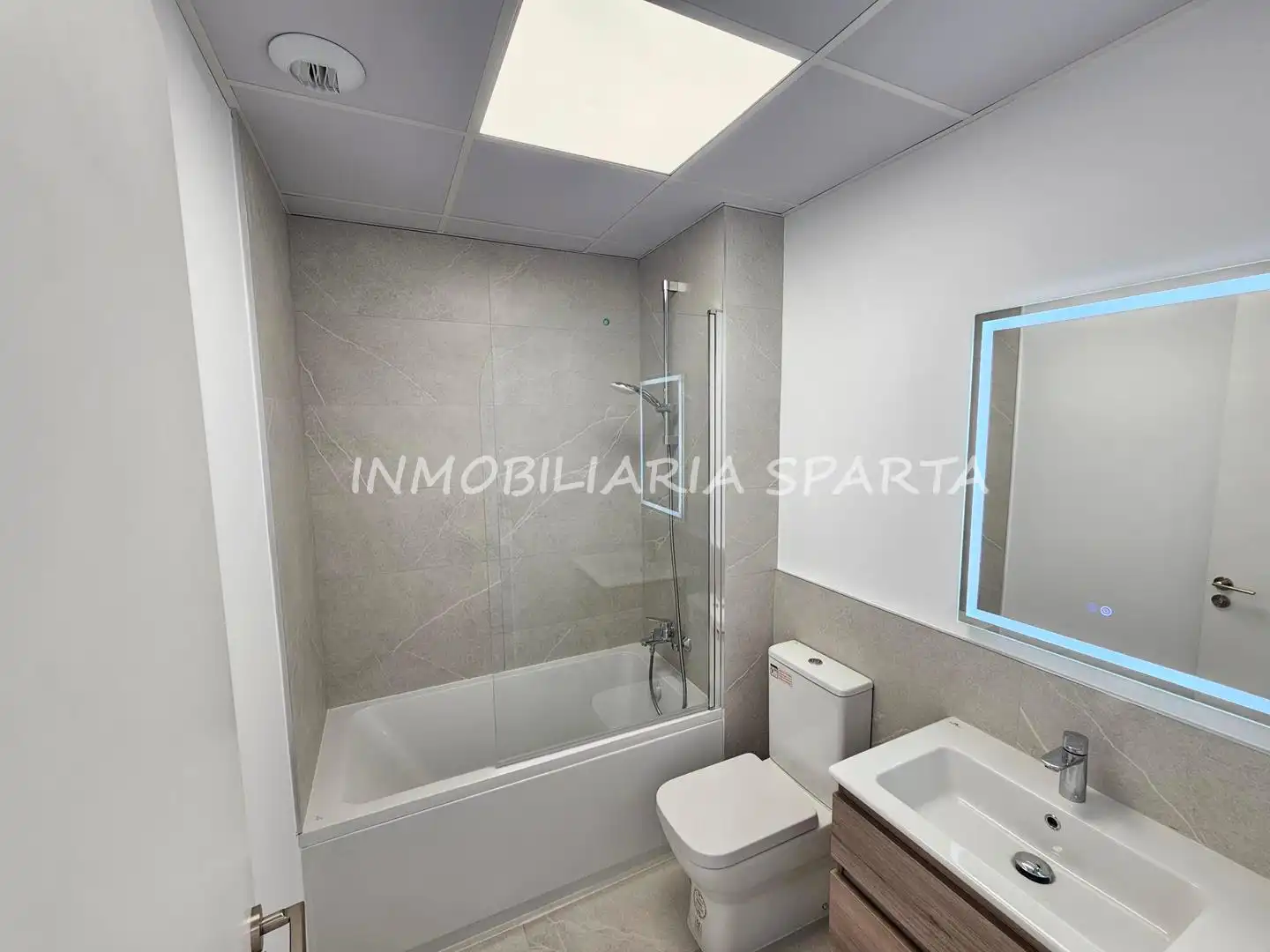 Bathroom of Flat for rent in Tomares  with Air Conditioner, Heating and Terrace