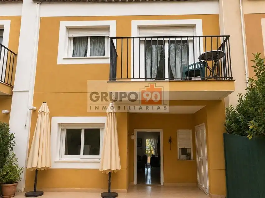 Außenansicht von Einfamilien-Reihenhaus zur Miete in Chiva mit Privatgarten, Terrasse und Schwimmbad