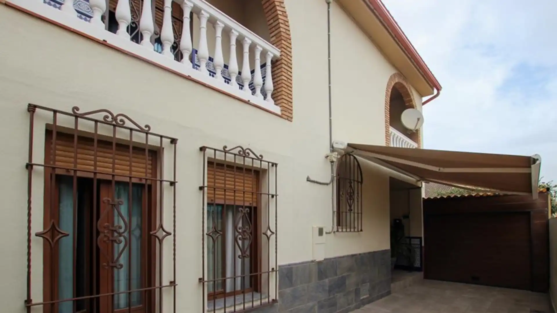 Vista exterior de Casa o chalet en venta en Ogíjares con Aire acondicionado, Parquet y Terraza