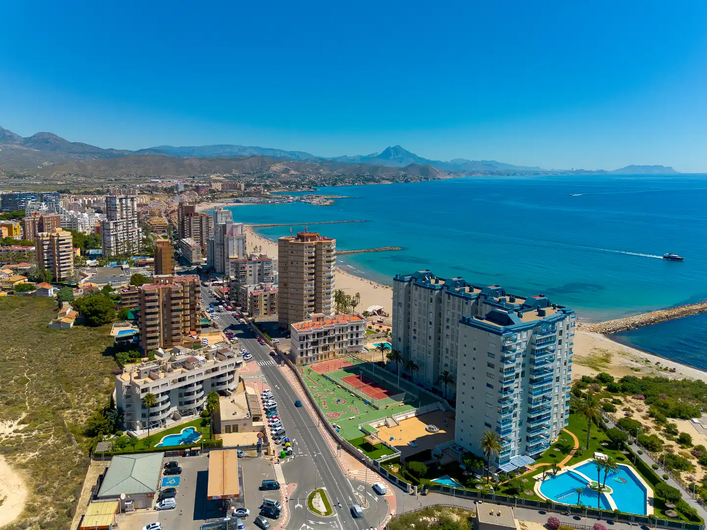 Vista exterior de Piso en venta en El Campello con Aire acondicionado, Trastero y Piscina comunitaria