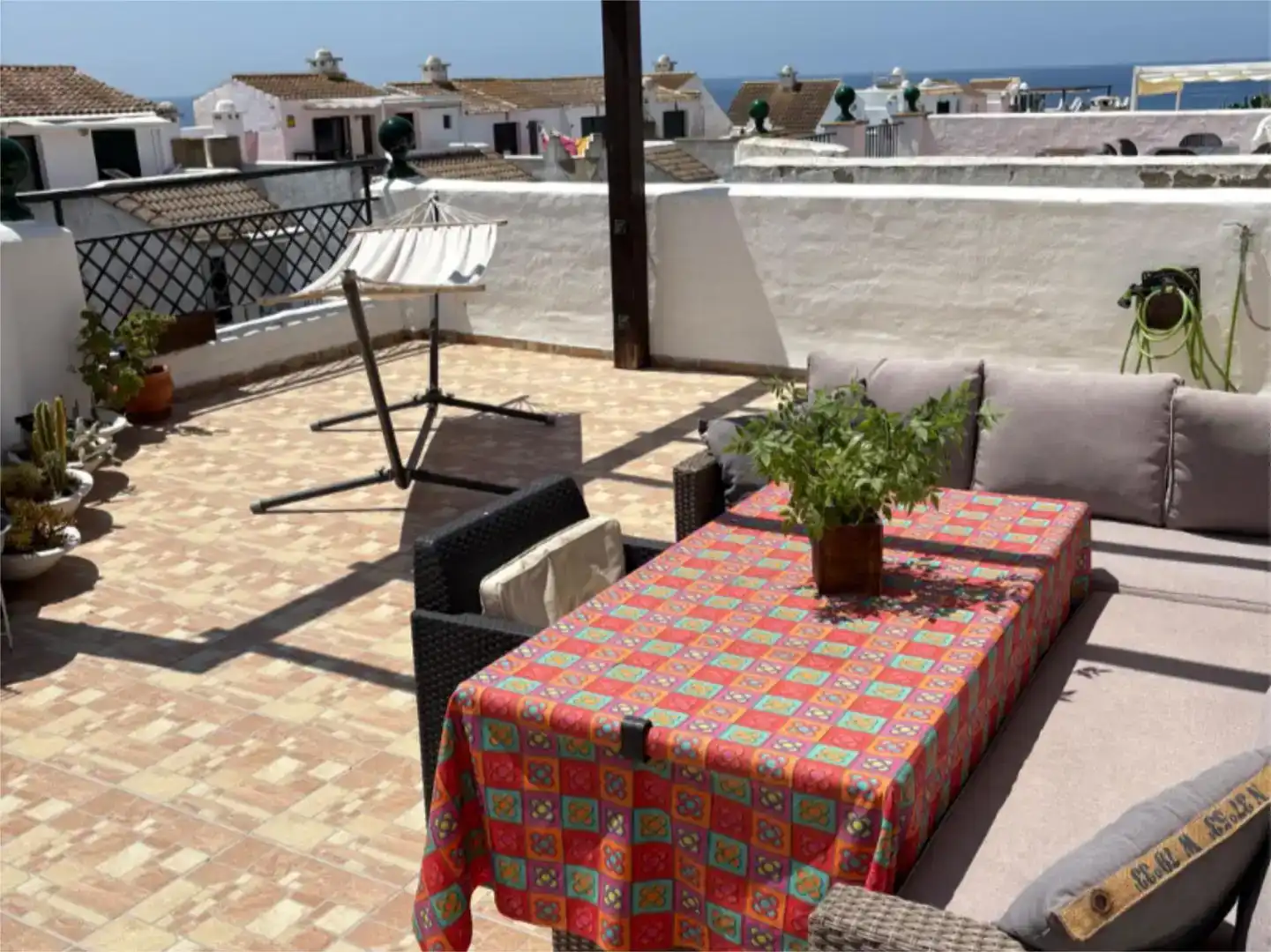 Terrasse von Dachboden zur Miete in Zahara de los Atunes mit Klimaanlage, Schwimmbad und Balkon