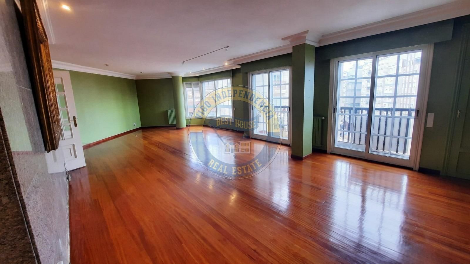Sala d'estar de Pis en venda en Vigo  amb Calefacció, Parquet i Traster