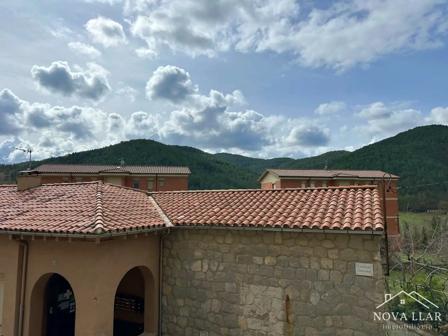 Vista exterior de Casa adosada en venda en Gombrèn amb Calefacció, Parquet i Forn
