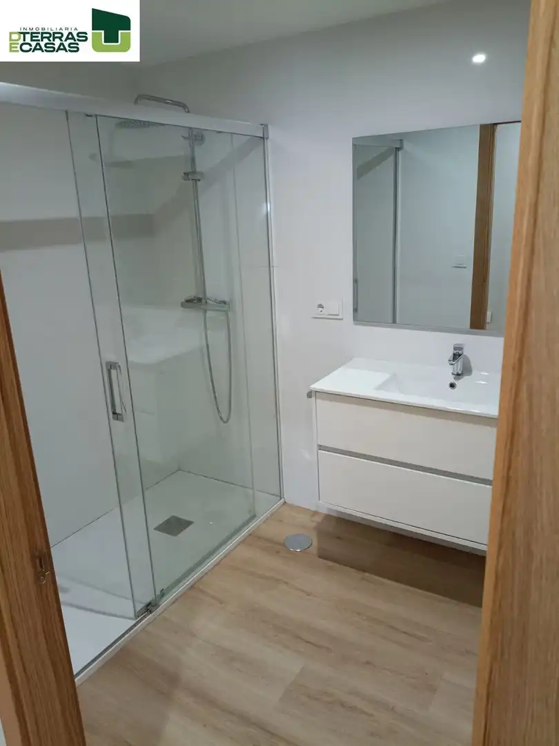 Bathroom of Flat for rent in Pontevedra Capital   with Heating, Storage room and Furnished