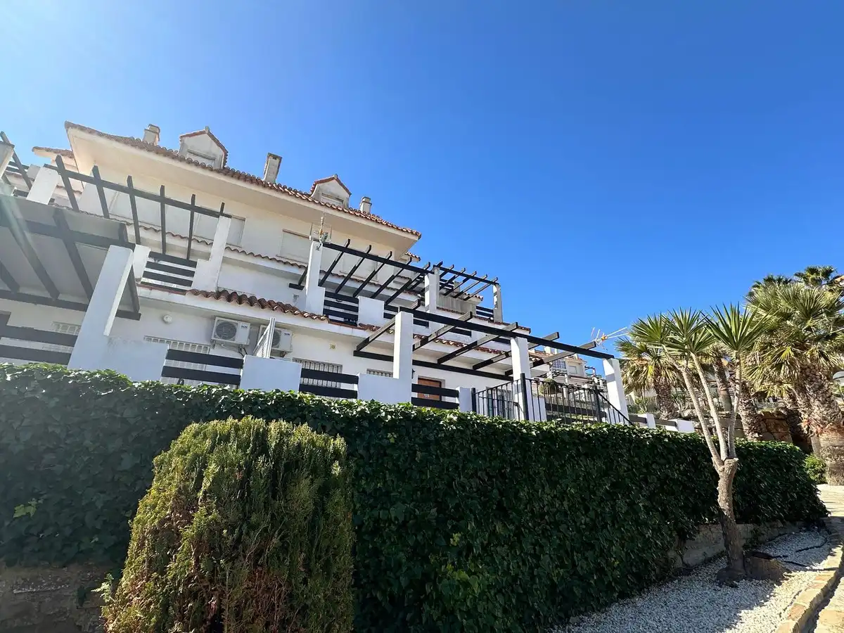 Vista exterior de Apartament en venda en Manilva amb Terrassa i Piscina comunitària