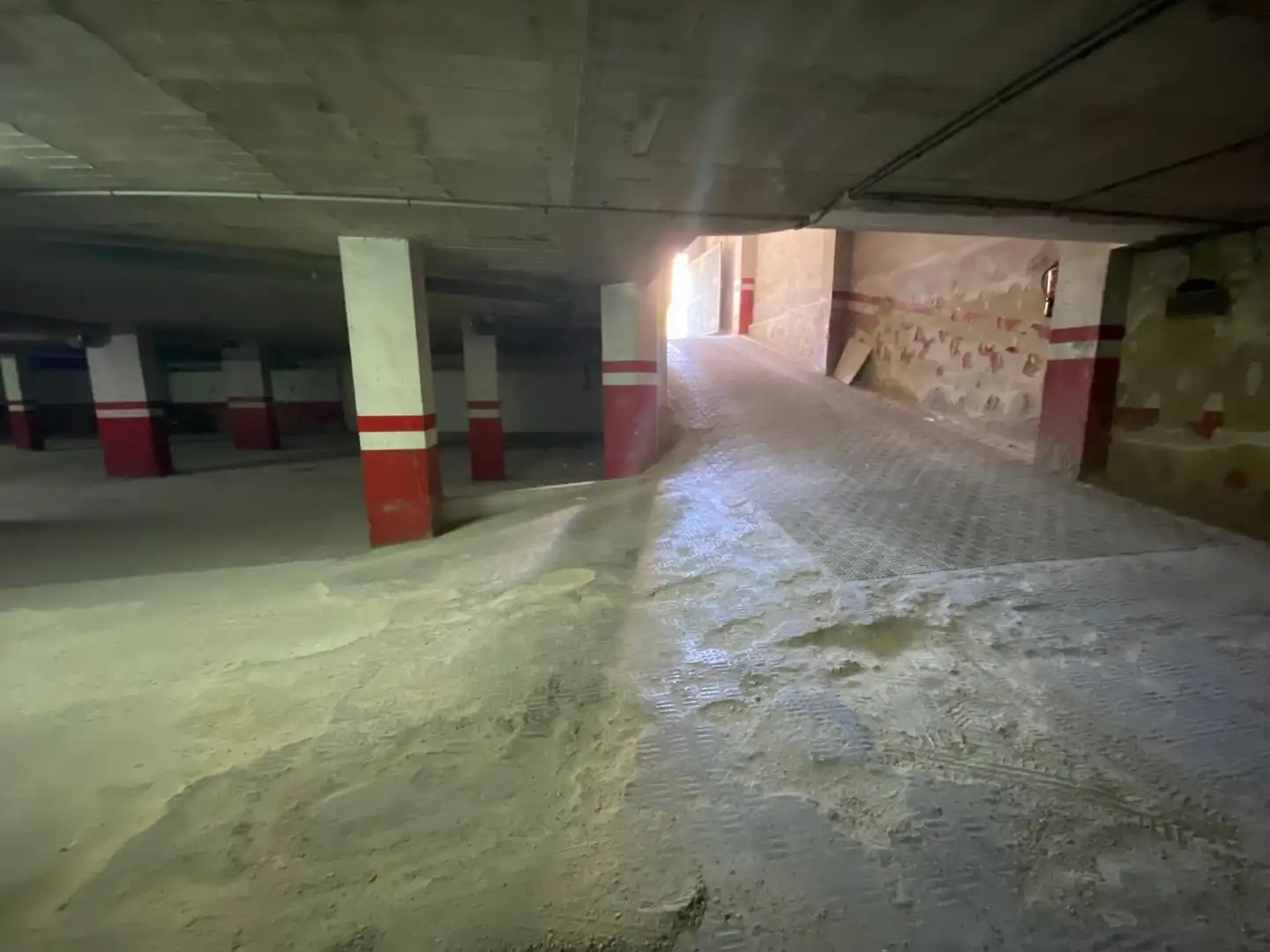 Parkplatz von Garage zum Verkauf in Anna