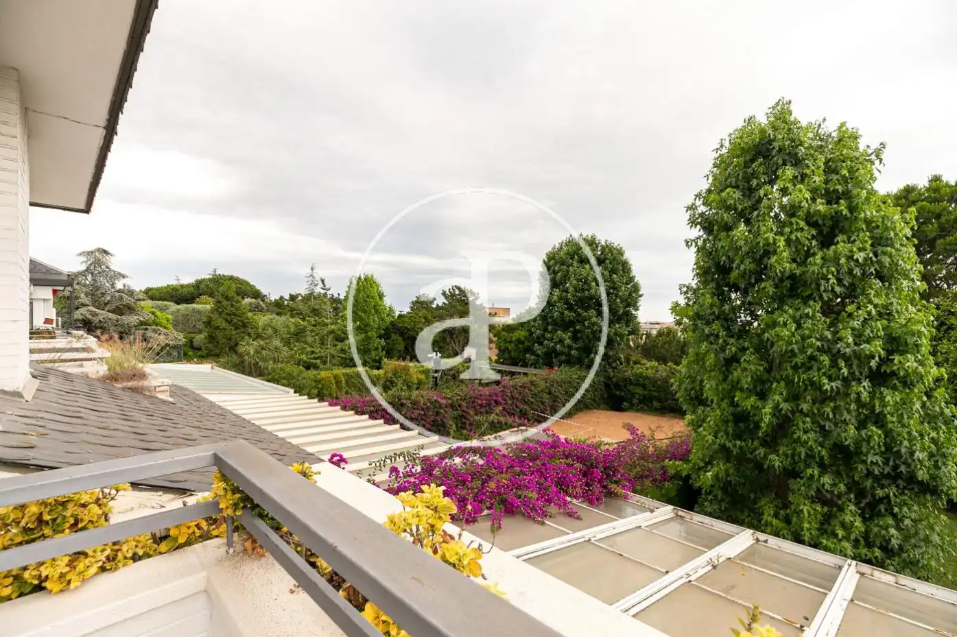 Terrasse von Einfamilien-Reihenhaus zum Verkauf in Barcelona mit Klimaanlage, Heizung und Privatgarten