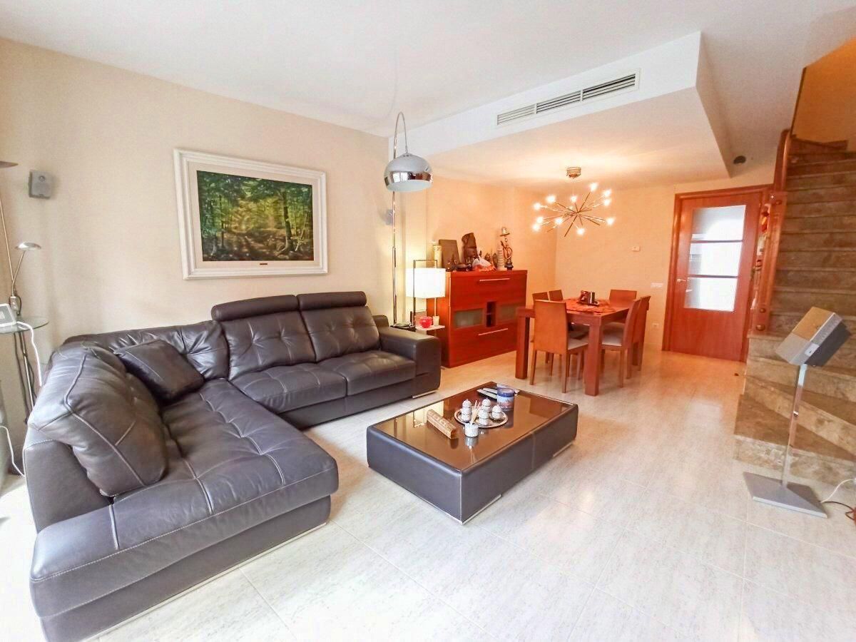 Sala de estar de Casa adosada en venta en Els Hostalets de Pierola con Aire acondicionado, Calefacción y Terraza
