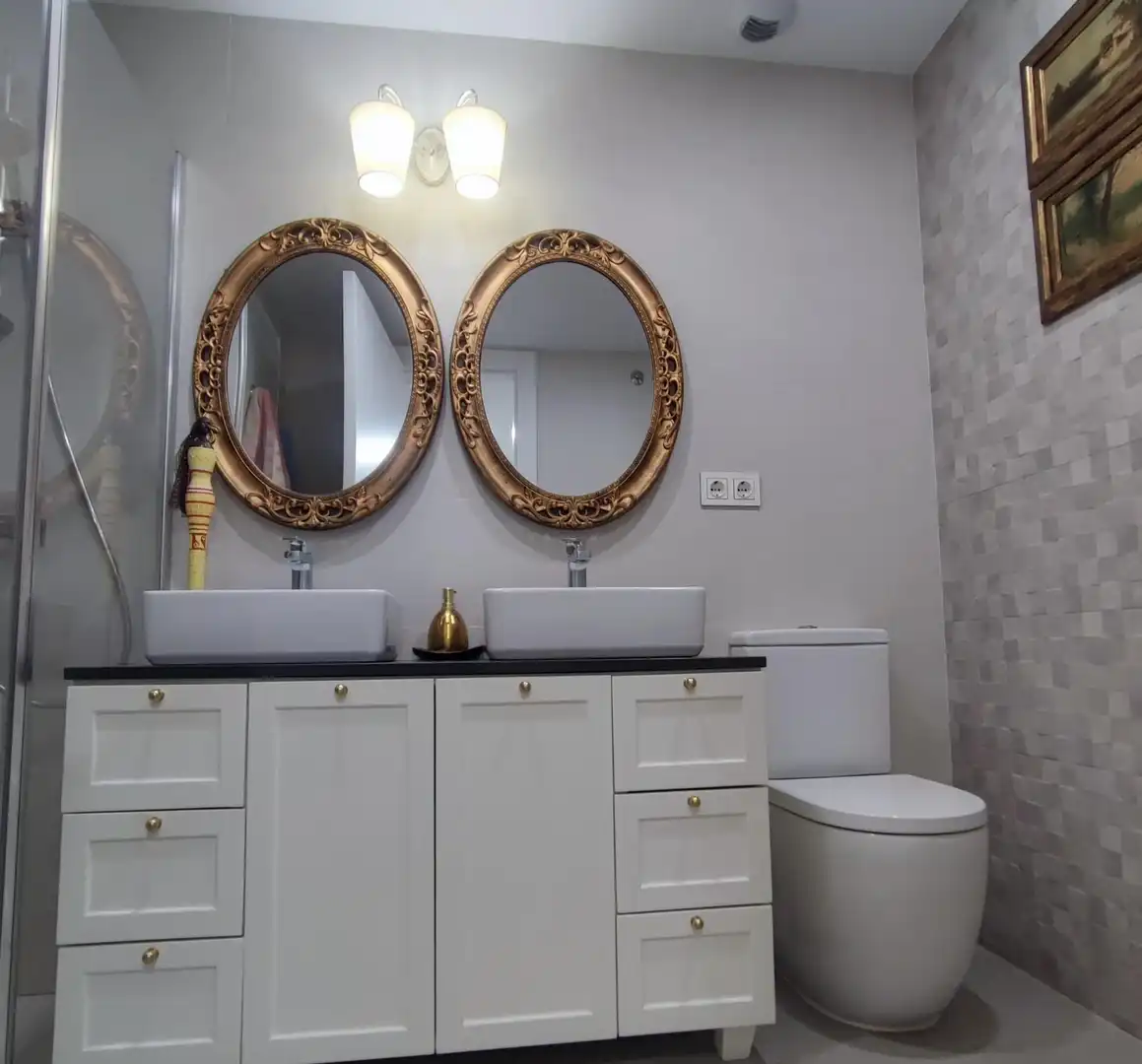 Baño de Piso de alquiler en Almería con Aire acondicionado, Calefacción y Jardín privado