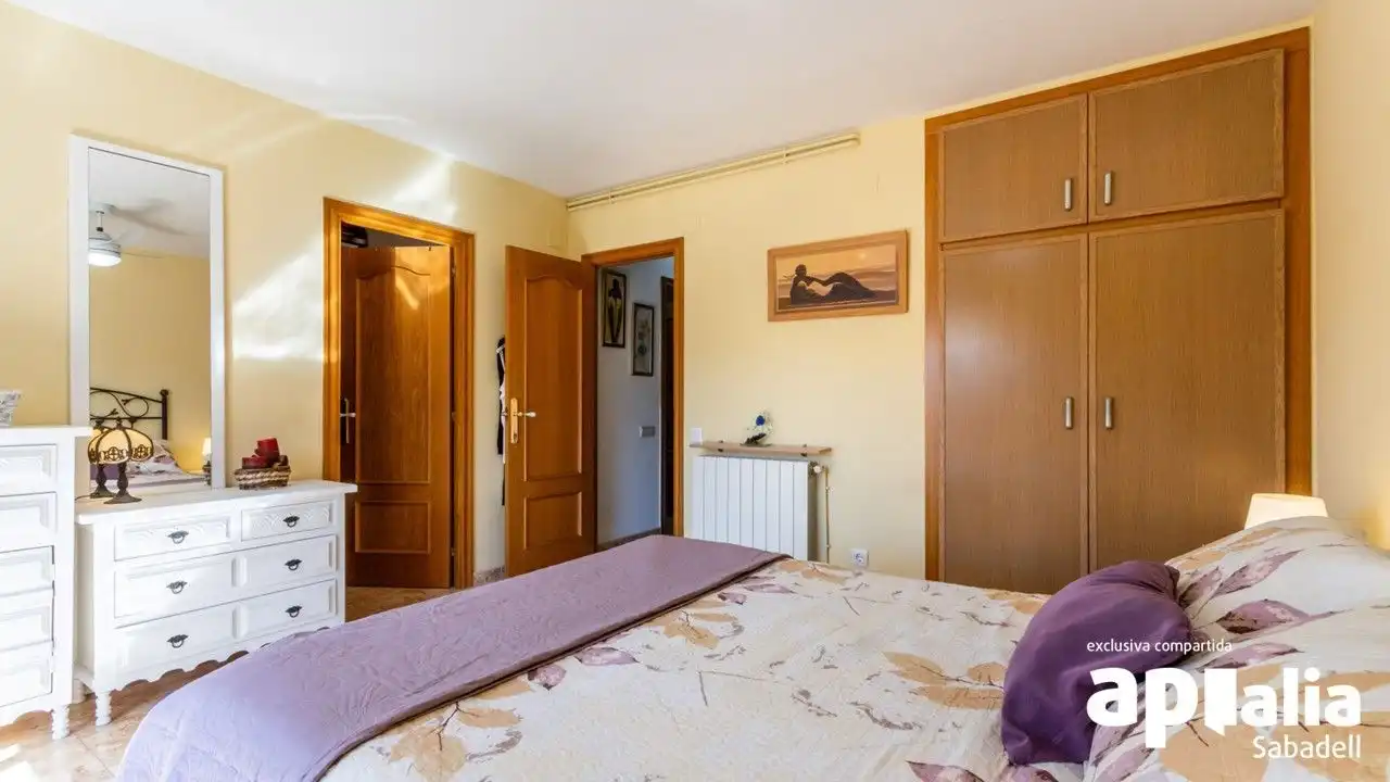 Dormitori de Casa o xalet en venda en Terrassa amb Aire condicionat, Calefacció i Jardí privat