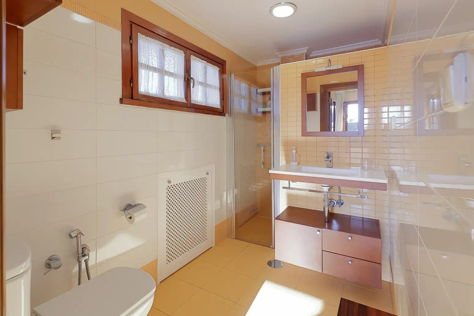 Bany de Casa o xalet en venda en Gijón  amb Calefacció, Jardí privat i Parquet