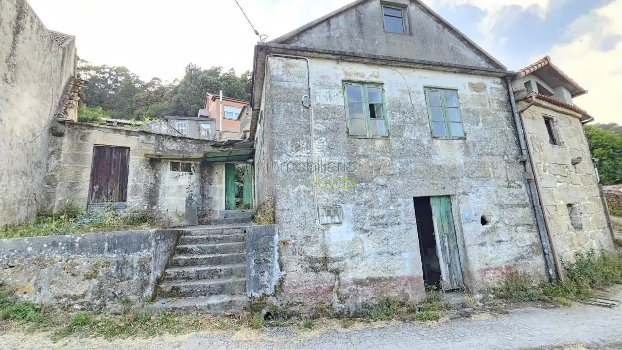 Casa amb jardí en venda a Cangas pueblo