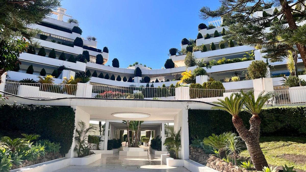 Vista exterior de Àtic en venda en Marbella amb Aire condicionat, Calefacció i Jardí privat