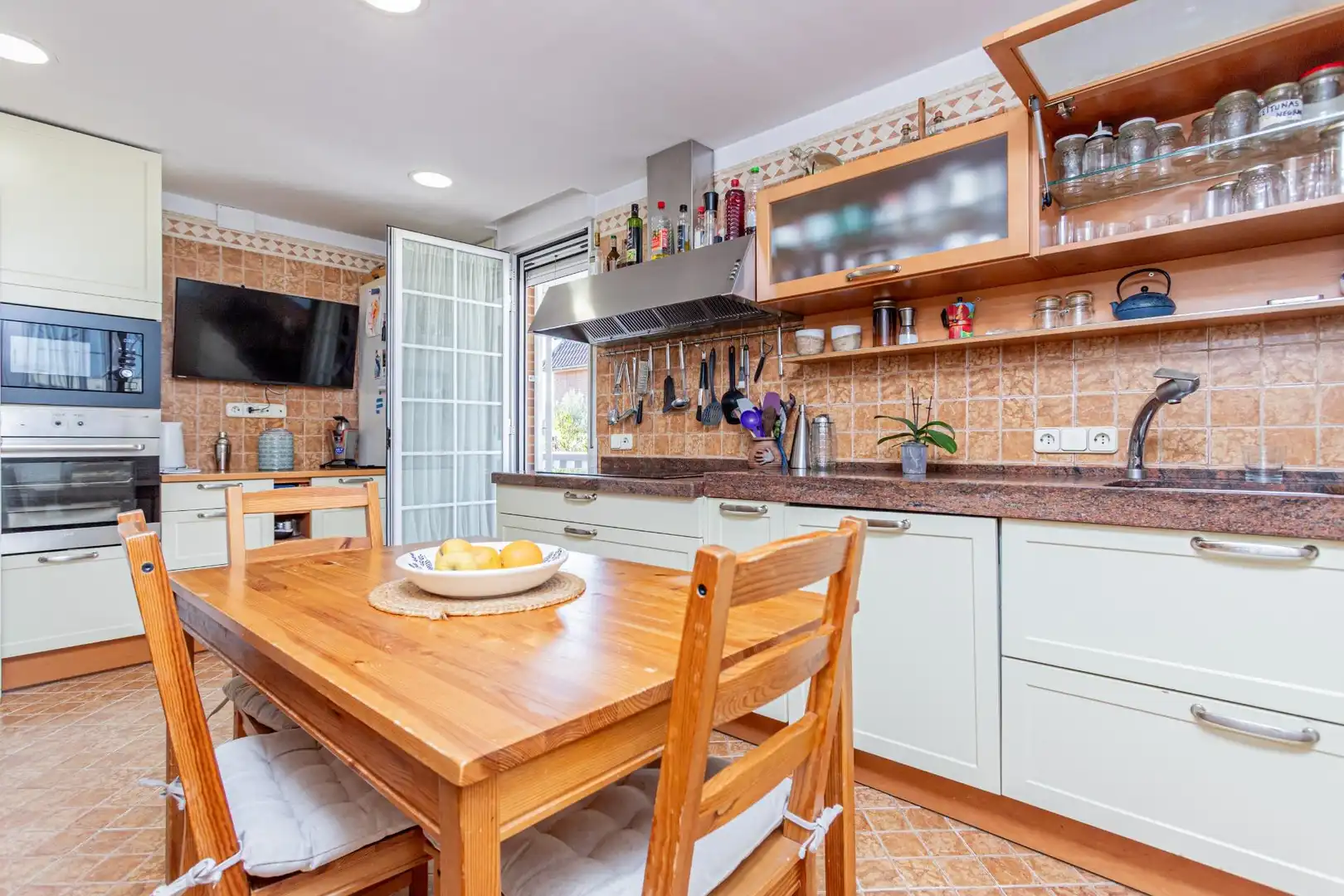 Cocina de Casa o chalet en venta en Madrid con Aire acondicionado, Calefacción y Jardín privado