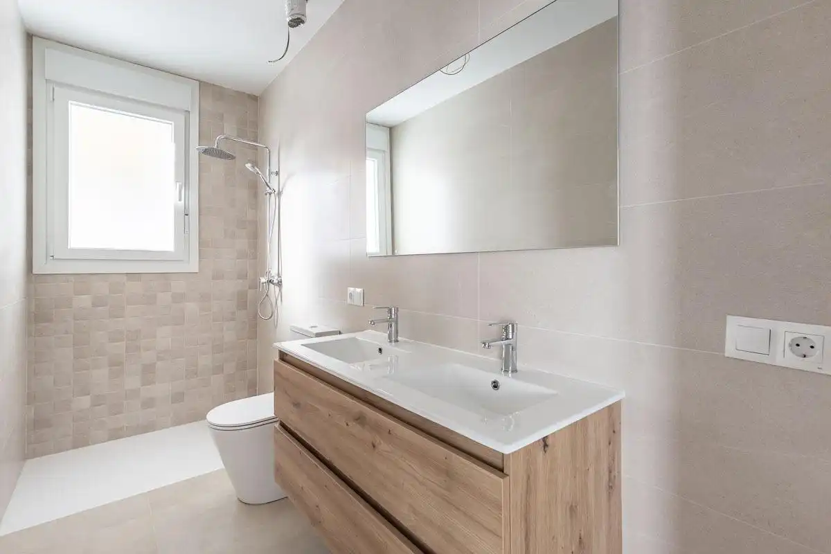 Baño de Casa adosada en venta en Vegas del Genil con Aire acondicionado, Calefacción y Jardín privado