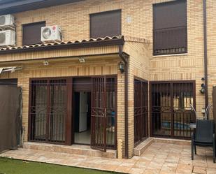 Exterior view of Single-family semi-detached for sale in Torrejón de la Calzada  with Air Conditioner, Heating and Private garden