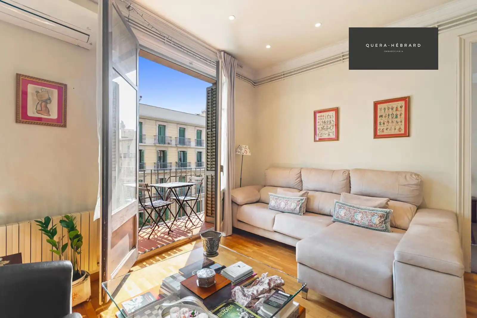 Sala d'estar de Pis en venda en Barcelona amb Aire condicionat, Calefacció i Terrassa