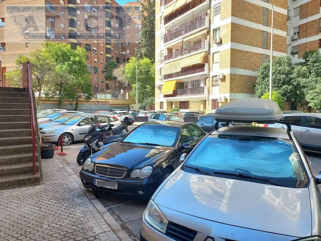Parking de Piso en venta en Sevilla con Aire acondicionado, Jardín privado y Piscina