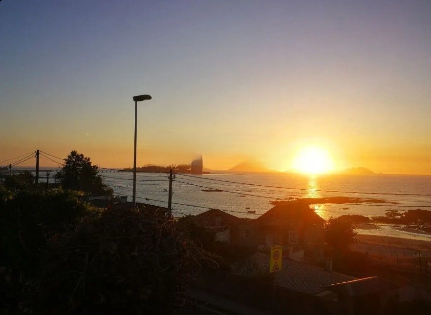 Vista exterior de Casa o xalet en venda en Vigo  amb Jardí privat