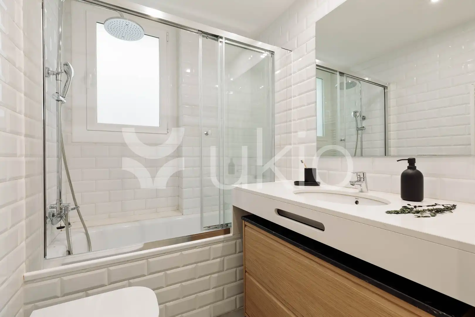 Bany de Apartament de lloguer en Barcelona amb Aire condicionat, Calefacció i Moblat