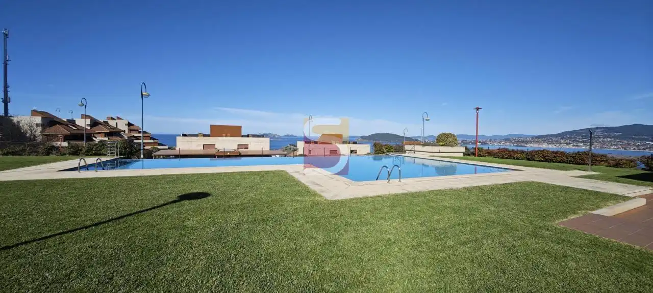 Piscina de Pis de lloguer en Nigrán amb Calefacció, Terrassa i Traster