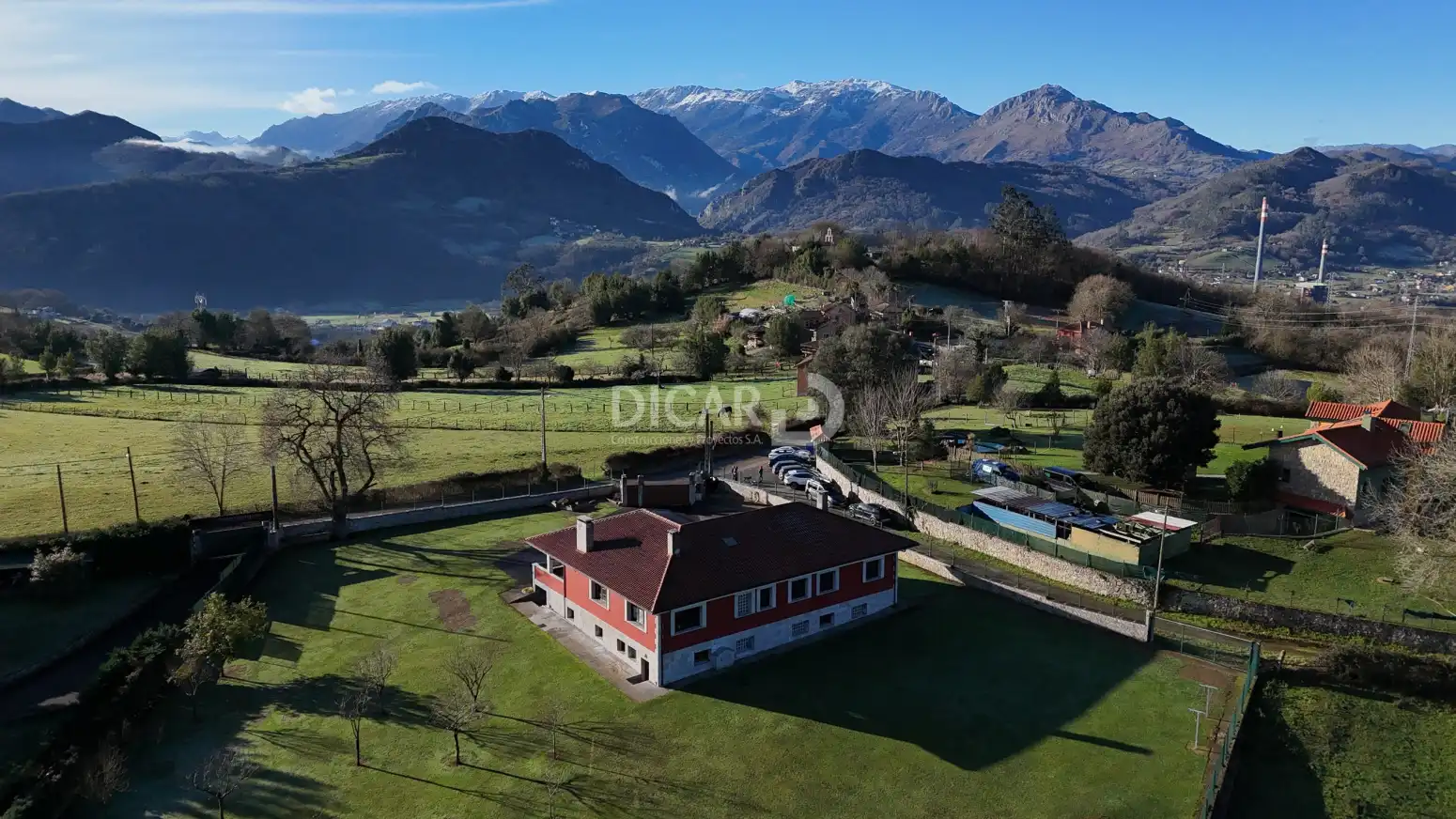 Vista exterior de Casa o xalet en venda en Oviedo  amb Calefacció, Jardí privat i Parquet