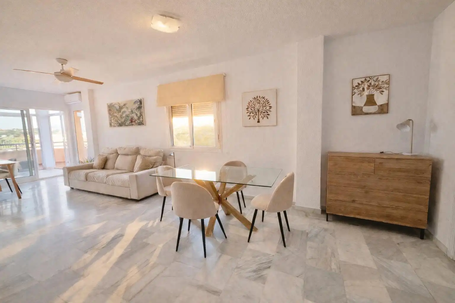 Sala de estar de Piso en venta en Fuengirola con Aire acondicionado, Terraza y Piscina comunitaria