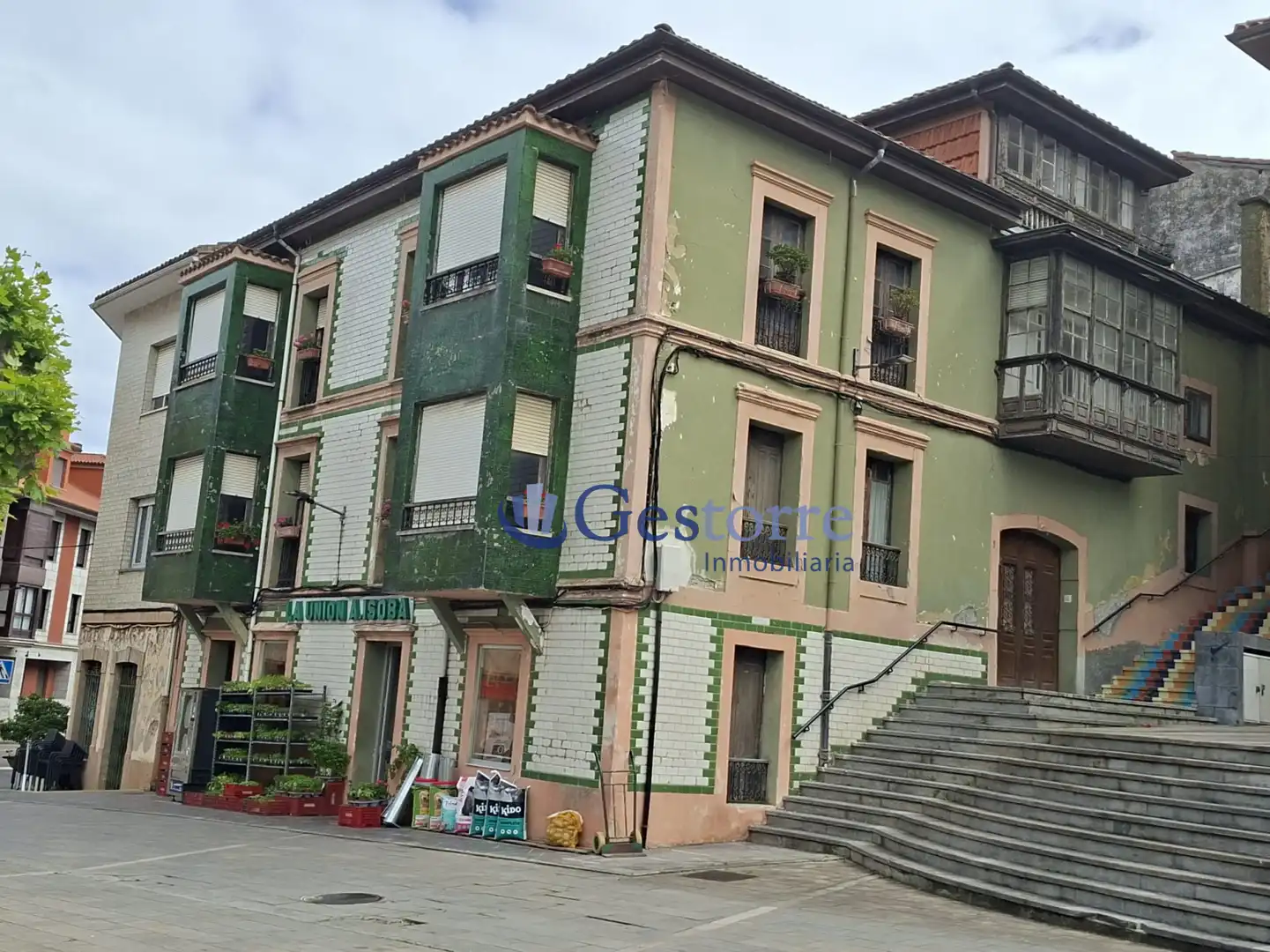 Vista exterior de Edificio en venta en Llanes