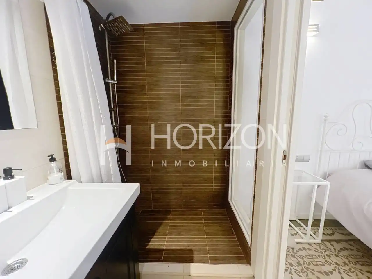 Bany de Apartament en venda en Barcelona amb Aire condicionat, Calefacció i Moblat