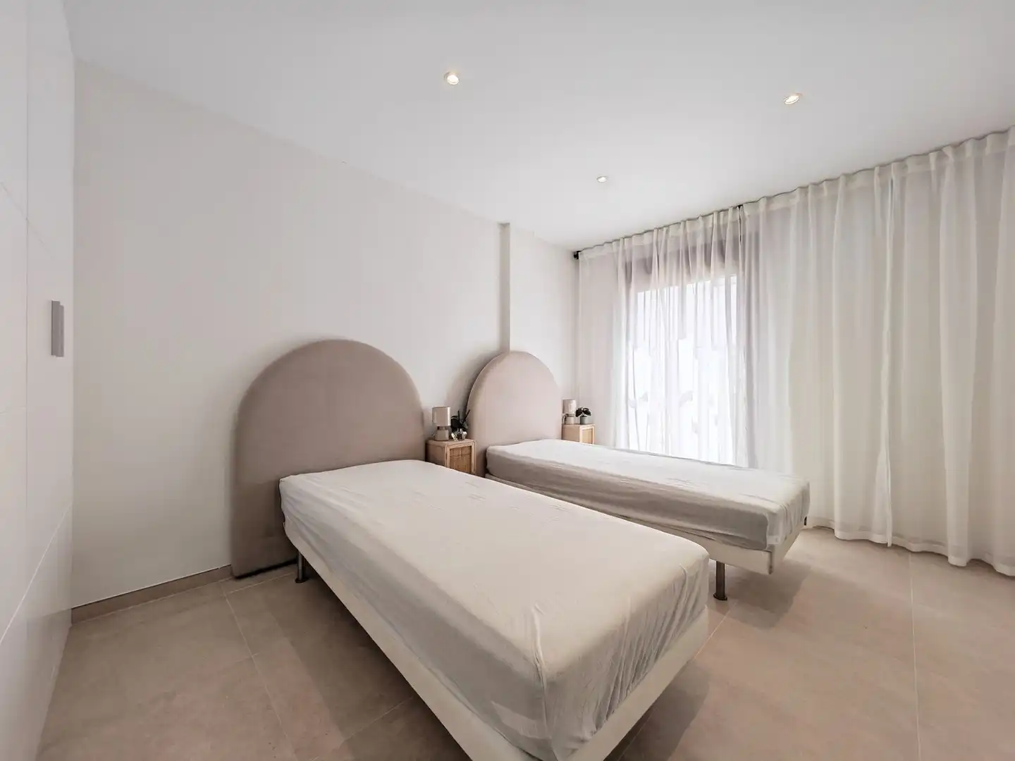Dormitori de Apartament en venda en Marbella amb Moblat i Piscina comunitària