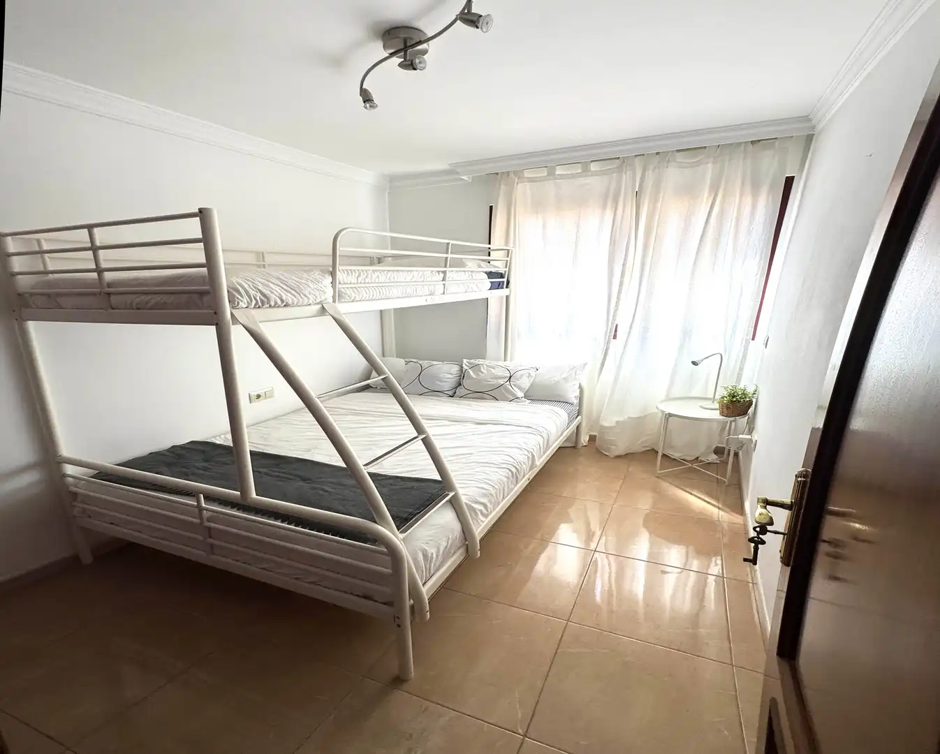 Habitación de Piso de alquiler en Granadilla de Abona con Terraza, Piscina y Amueblado