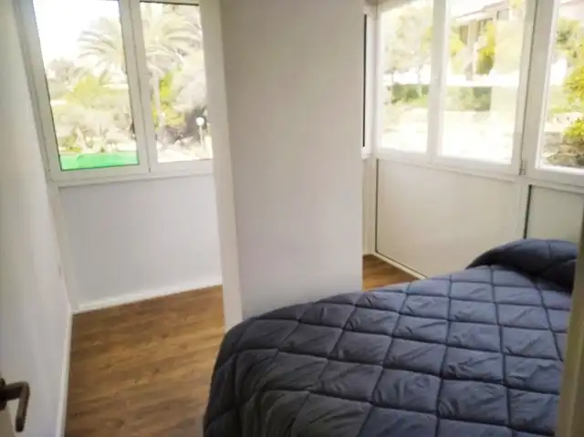 Habitación de Apartamento de alquiler en El Campello con Aire acondicionado, Terraza y Amueblado
