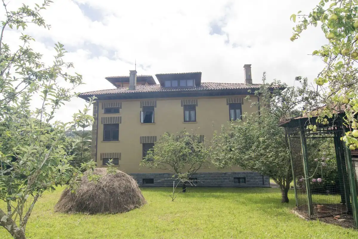Vista exterior de Casa o xalet en venda en Llanes amb Calefacció, Jardí privat i Traster
