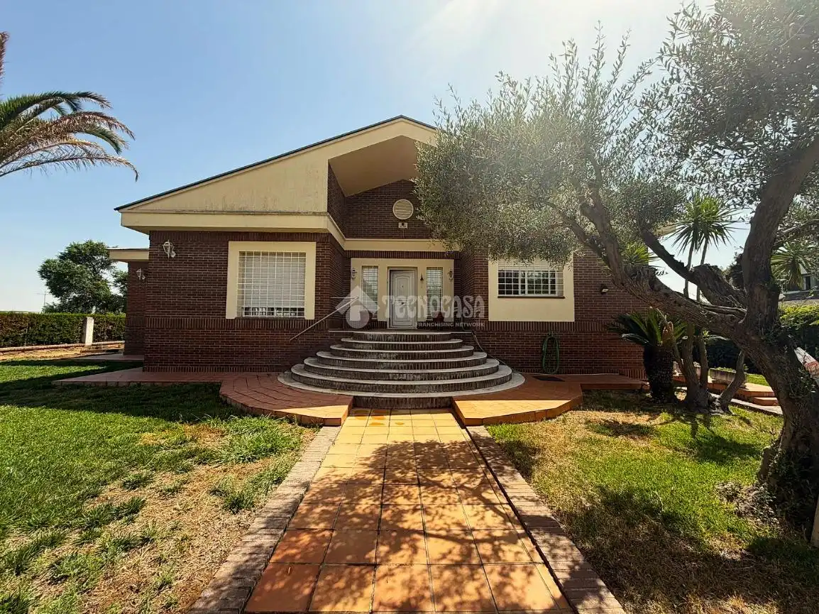 Vista exterior de Casa o chalet en venta en Badajoz con Aire acondicionado, Jardín privado y Piscina