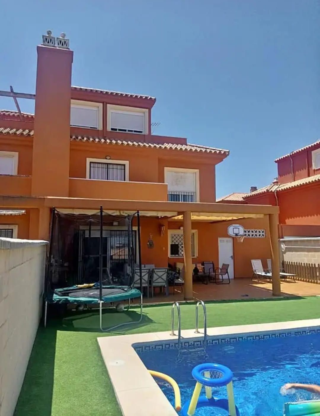 Vista exterior de Casa o xalet en venda en Algeciras amb Piscina