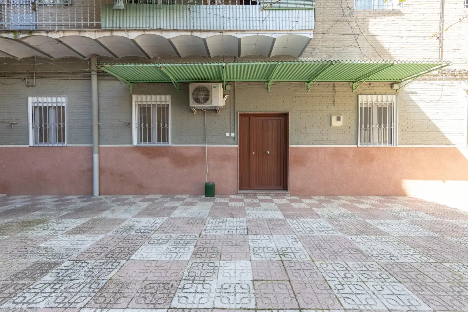 Exterior view of Flat for sale in Granada  with Air Conditioner, Heating and Storage room