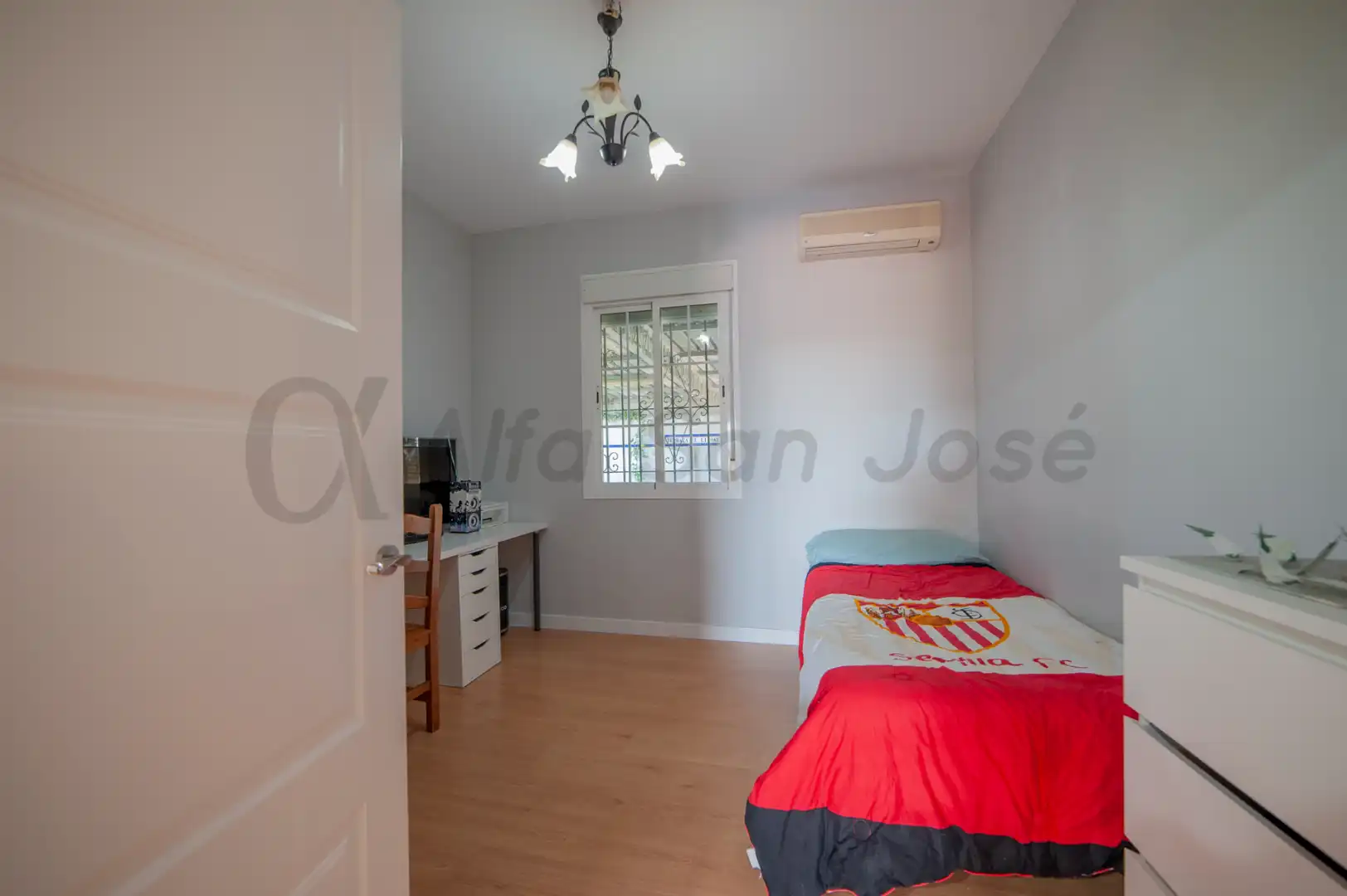 Dormitori de Casa o xalet en venda en La Rinconada amb Aire condicionat, Jardí privat i Piscina