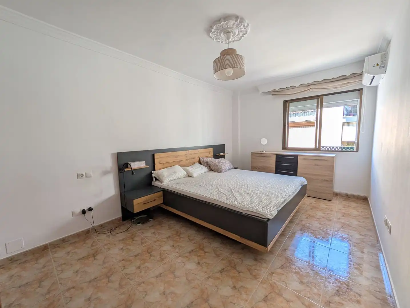 Habitación de Apartamento de alquiler en Estepona con Aire acondicionado, Calefacción y Terraza