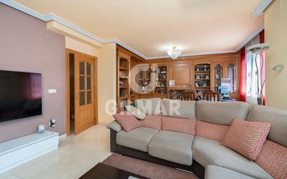 Living room of Single-family semi-detached for sale in  Madrid Capital  with Private garden and Alarm