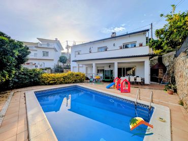 Casa amb piscina en venda a Canyelles