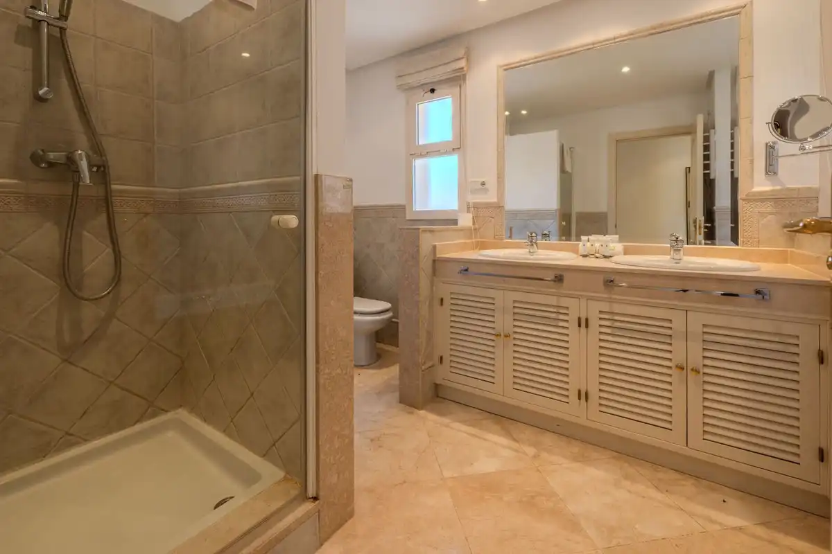 Badezimmer von Dachboden zum Verkauf in Ojén mit Klimaanlage, Terrasse und Abstellraum