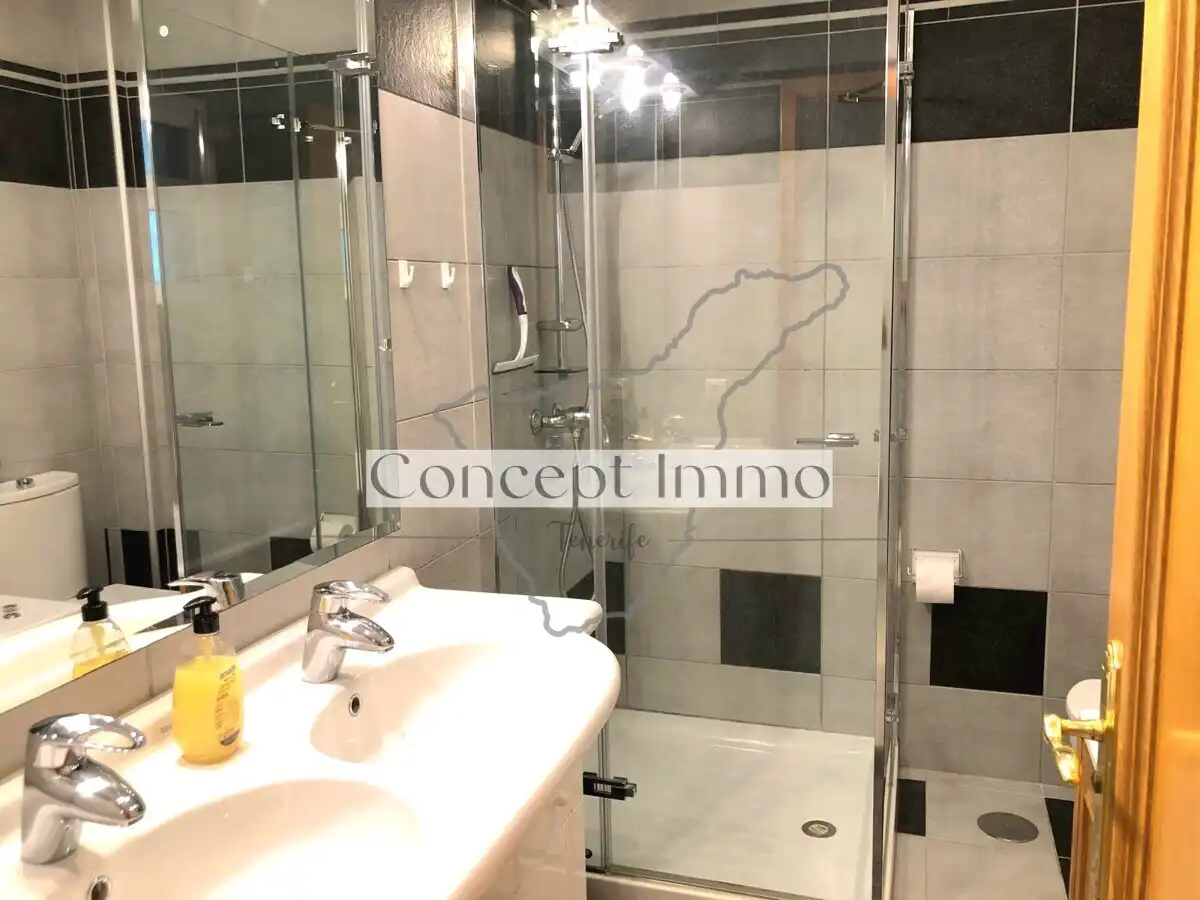 Baño de Piso en venta en Arona con Terraza, Alarma y Piscina comunitaria