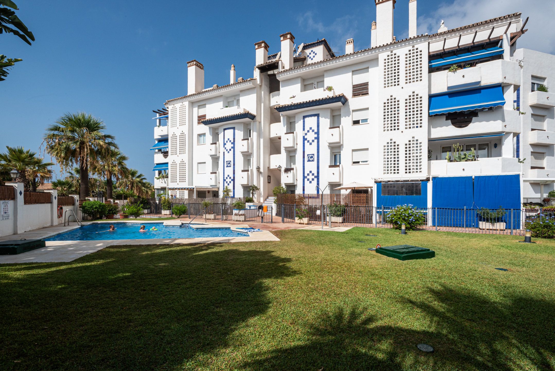 Vista exterior de Pis en venda en Marbella amb Aire condicionat, Calefacció i Jardí privat